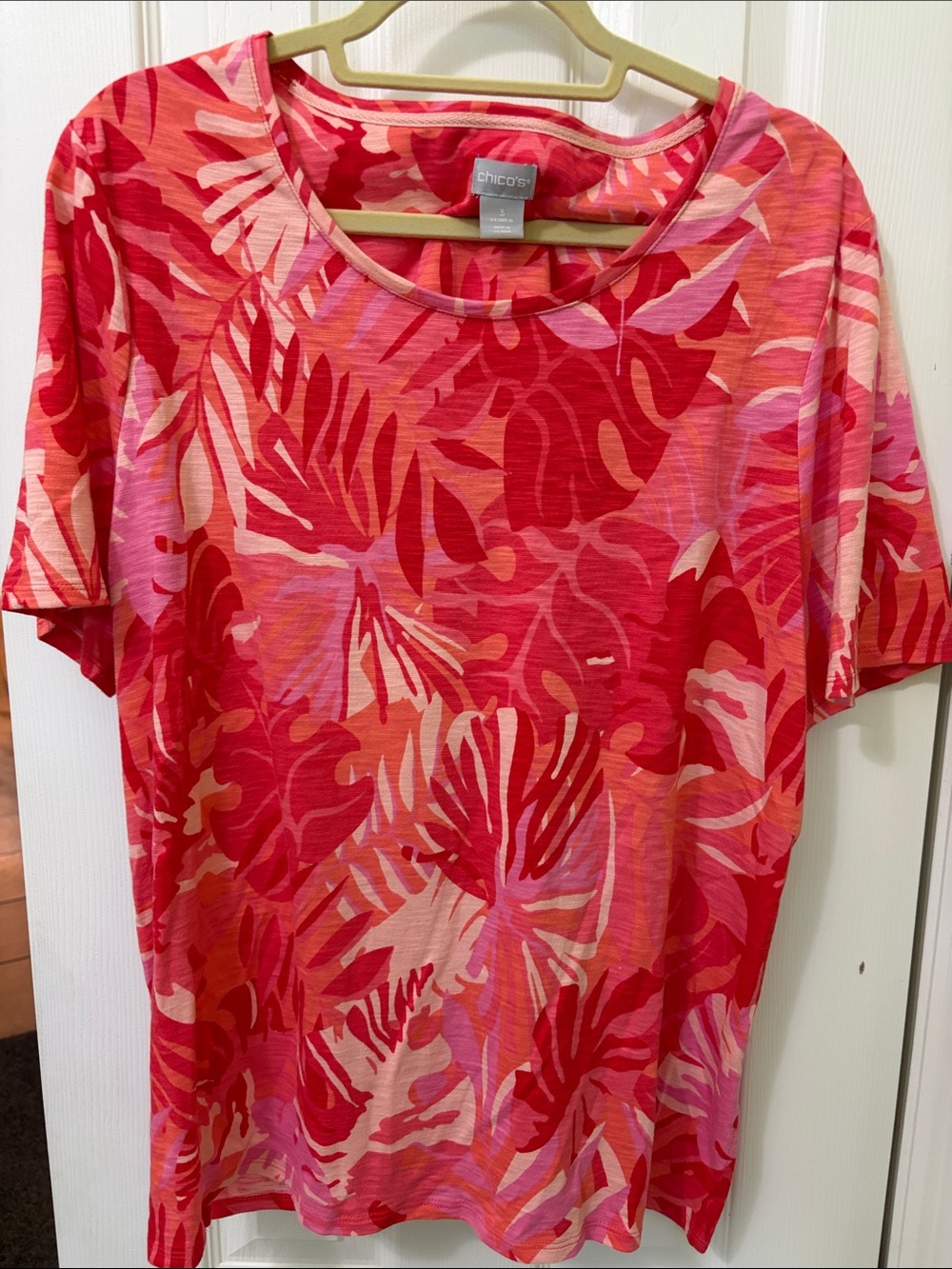 Chico's Red & Pink Tropical Leaf Short Sleeve Tee